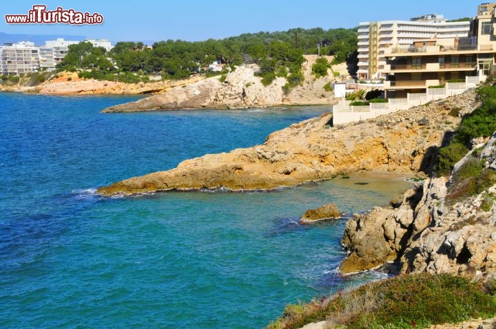 Immagine Cap Salou, alcune cale rocciose della Costa Daurada in Spagna. Questa località della Catalogna si trova appena ad occidente di Terragona - © nito / Shutterstock.com