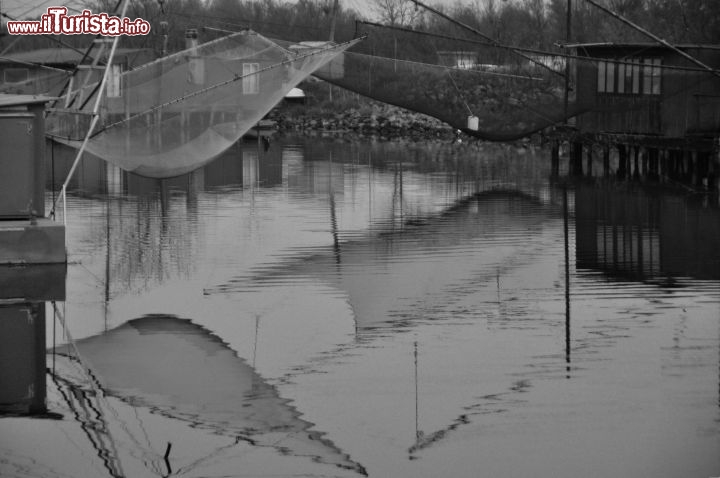 Immagine Capanni da pesca, detti anche "Padelloni" nelle Valli di Comacchio, Emilia-Romagna.