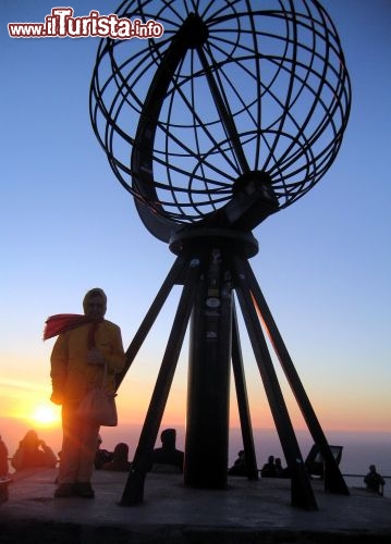 Immagine Capo Nord sole di mezzanotte e monumento (Nordkapp) - Foto di Giulio Badini