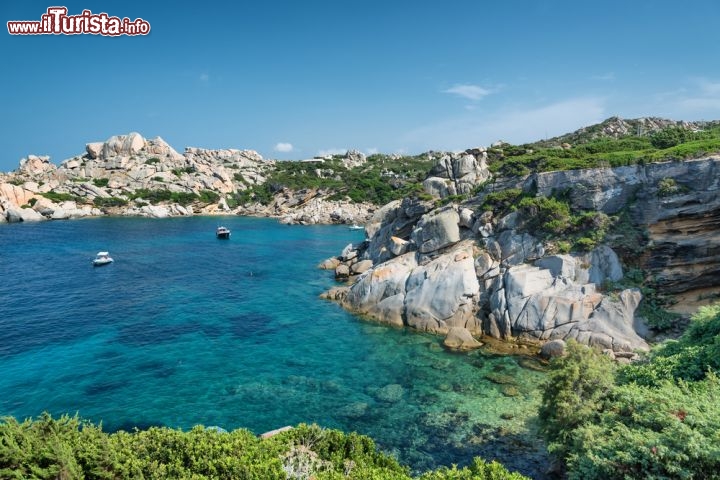 Immagine Mare a Capo Testa, Santa Teresa di Gallura  - E' un suggestivo mix di colori quello che offre questo splendido angolo di Sardegna: verde accesso della vegetazione, azzurro cristallino dell'acqua e bianco-grigio delle scogliere. Siamo a Capo Testa, 5 chilometri a ovest di Santa Teresa di Gallura © Federico Rostagno / Shutterstock.com