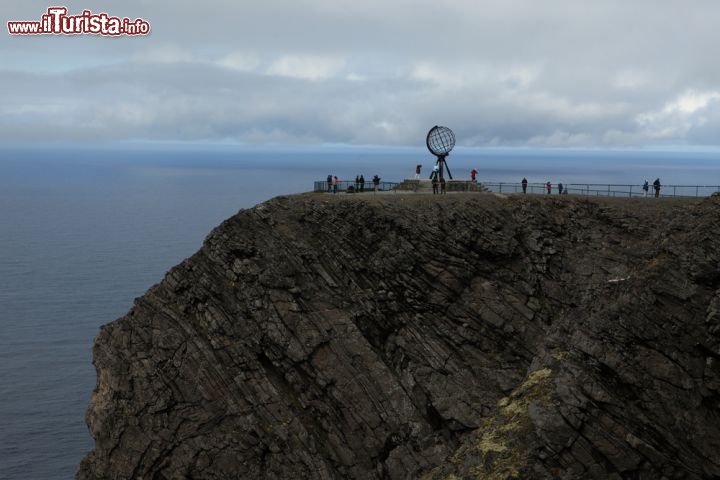 Immagine Capo Nord, il fascino dell'Artico in Norvegia. Il nome di questa falesia che si trova sulla punta nord della penisola di Mageroya deriva dall'esploratore inglese Richard Chancellor che lo battezzò così dopo esservi approdato nel 1553. 124316731