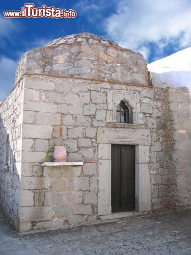 Immagine Una cappella in pietra all'interno del Monastero di S.Giovanni: qui si trova la grotta dell'apocalisse (Apokalipsis). Simao sull'isola di Patmos in Grecia - © Olga Lipatova / Shutterstock.com