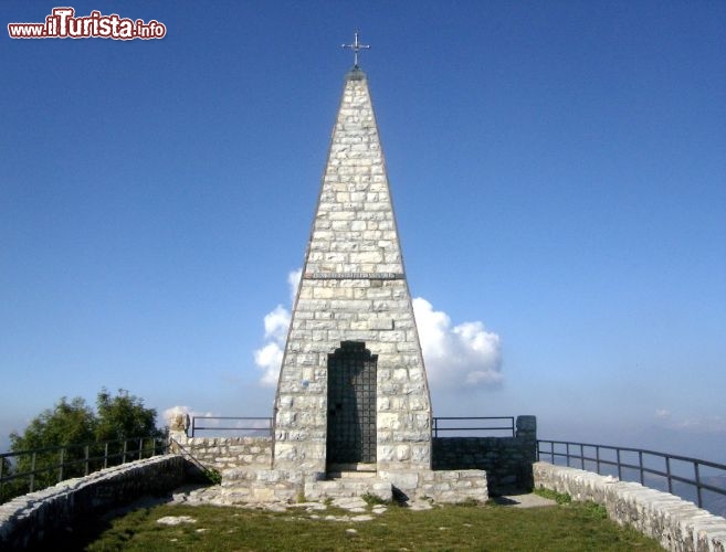 Immagine Cappella del monte Palanzone ad est di Brunate - Ci troviamo ai 1436 metri di altezza di questa montagna, la seconda cima di quello che viene chiamato il triangolo Lariano, chiuso a levante dal lago di Lecco, ad occidente da quello di como ed a sud dalla Pianura Padana. Dei buoni camminatori possono raggiungere questa vetta lungo i sentieri che partono da Brunate - © Swiss79 / it.wikipedia.org/