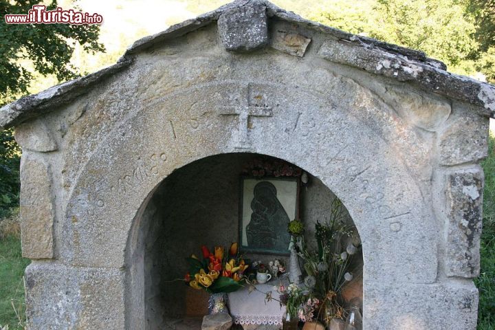 Immagine Una Cappella votiva nelle colline intorno a Grizzana Morandi in Emilia-Romagna - © Carlo Pelagalli / Wikipedia