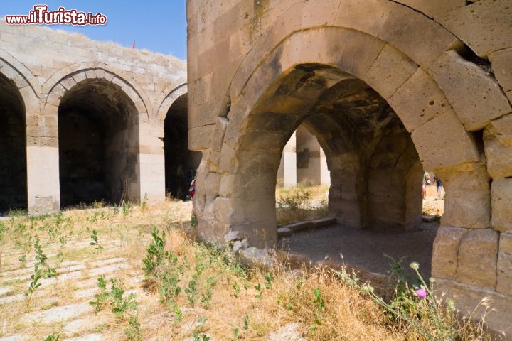 Immagine Caravanserraglio di Konya, Turchia. Un tempo veniva utilizzato per le carovane in sosta - © Dziewul / Shutterstock.com