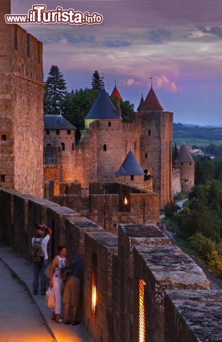 Immagine Dal camminamento lungo le mura di Carcassonne, nella Francia meridionale, il panorama è magnifico soprattutto al tramonto, quando le stesse fortificazioni si tingono di rosa e il sole lancia gli ultimi bagliori sul fiume Aude e sulla campagna circostante - © Paul Palau