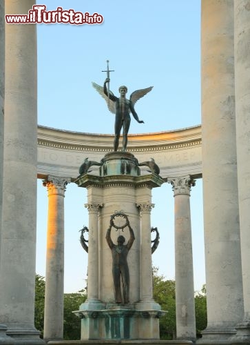 Immagine Cardiff war memorial, il memoriale alle vittime della seconda guerra mondiale si trova nella cpaitale del Galles - © tazzymoto / Shutterstock.com