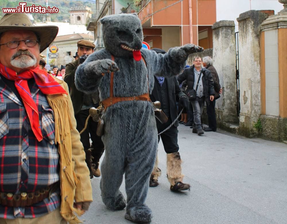 Immagine Il Carnevale di Saponara in Sicilia: si chiama la sfilata dell’Orso e della Corte principesca, e si svolge il giorno del martedì grasso - © Pro Loco