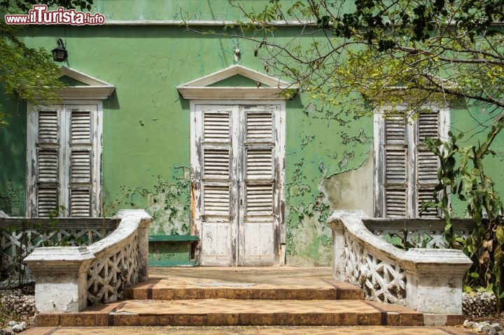 Immagine Una vecchia casa coloniale di Willemstad, la città entrata nel patrimonio UNESCO dell'Umanità - © Atosan / Shutterstock.com