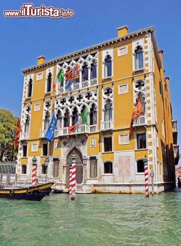 Immagine Palazzo Cavalli - Franchetti, sede dell'Istituto Veneto di Scienze, Lettere ed Arti. Si trova lungo il Canal Grande, nei pressi del Ponte dell'Accademia - © fotokyu / Shutterstock.com