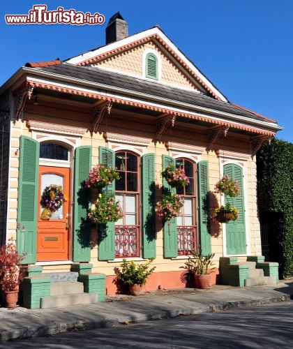 Immagine Casa in stile francese, New Orleans - Mix di diversi retaggi di architettura provenienti sin dall'Europa, New Orleans è conosciuta in tutto il mondo soprattutto per quella d'impronta francese che si riscontra non solo nei grandi edifici costruiti all'epoca dei coloni arrivati dalla Francia ma anche nei dettagli di case e dimore di oggi dove vivono i nuovi abitanti - © Chuck Wagner / Shutterstock.com