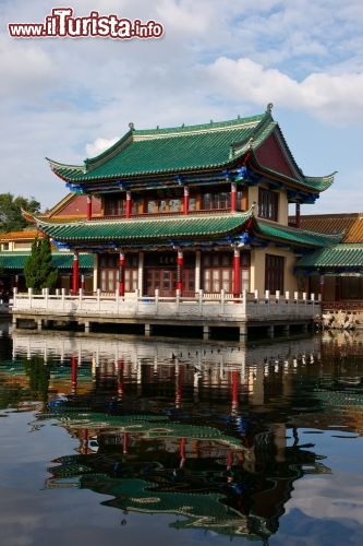 Immagine Casa storica sul lago a Kunming. La capitale della provincia di Yunnan si trova nella Cina meridionale - © YANGCHAO / Shutterstock.com