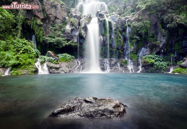 Immagine La cascata presso Trois-Bassins a ovest dell'isola de La Réunion, nell'arcipelago mascareno (Francia d'oltremare) - © infografick / Shutterstock.com