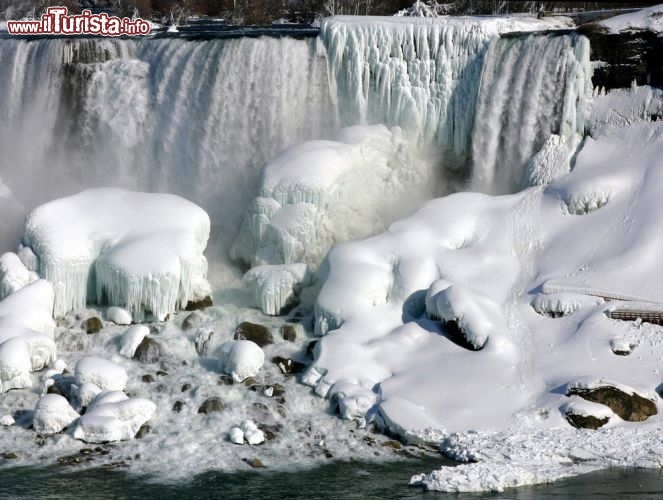 Immagine Cascate con ghiaccio: lo scenario delle Niagara Falls varia ogni stagione, sia per la portata d'acqua del Niagara River che per l'ambiente circostante. L'inverno conferisce senza dubbio uno degli aspetti più fotogenici - Foto © Cindy Haggerty / Shutterstock.com