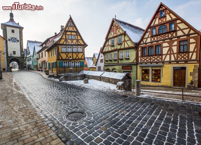 Immagine Case a graticcio nel centro di Rothenburg ob der Tauber, Germania - In nessun altro luogo al mondo le case a graticcio sono arrivate a caratterizzare così fortemente la fisionomia del paesaggio urbanistico e rurale come quello della Germania dove ci sono ancora oltre due milioni di Fachwerkhauser costruite nel corso di sette secoli. Ancora oggi queste pittoresche abitazioni, con le facciate attraversate da travi in legno disposte in maniera geometrica, sono le dimore più amate dai tedeschi poichè ne rappresentano la ricca tradizione storica © MAHATHIR MOHD YASIN / Shutterstock.com