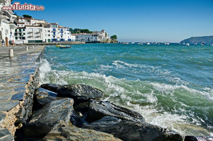 Immagine Case bianche e lungomare nel villaggio di Cadaques, Spagna 225502411 - © Ammit Jack / Shutterstock.com