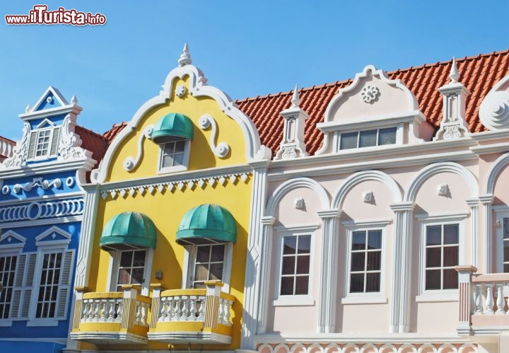 Immagine Case coloniali tipiche del centro di Oranjestad - © MaxkateUSA / Shutterstock.com