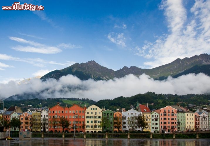 Immagine Le Case colorate del quartiere di Mariahilfe a Innsbruck (Tirolo, Austria), che s'affacciano sulle rive del fiume Inn - © Oscar Garriga Estrada / Shutterstock.com