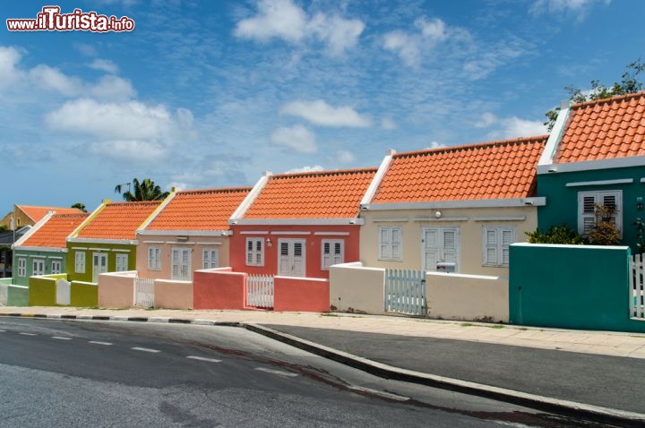 Immagine Case colorate a Willemstad, la città UNESCO dei caraibi - © Atosan / Shutterstock.com