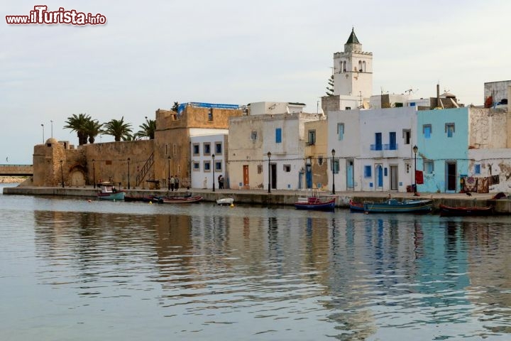 Immagine Case colorate nel porto di Bizerte, il borgo di pescatori della costa della Tunisia - © posztos / Shutterstock.com