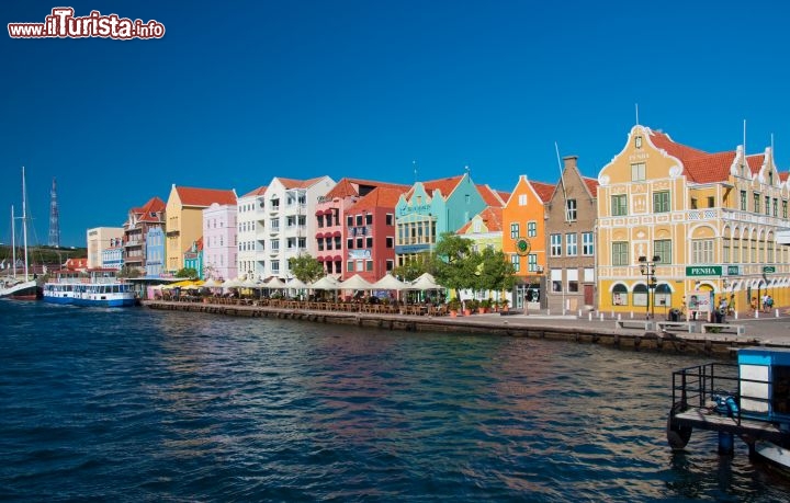 Immagine Case e palazzi coloniali, a tinte pastello, di Willemstad a Curacao - © Francois Gagnon / Shutterstock.com