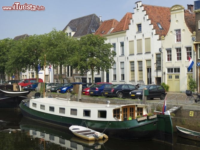 Immagine Case tipiche e canale con barche in centro a Zwolle, regione di  Overijssel (Olanda ) - © hans engbers / Shutterstock.com