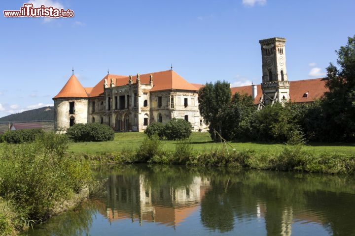 Immagine Castello Banffy Bontida di Cluj Napoca, Romania - Costruito in stile neoclassico all'inizio del XIX° secolo, il castello Banffy fa parte dal 2004 dei monumenti storici della città. Chiamata anche la Versailles della Transilvania, questa imponente residenza nobiliare della famiglia Banffy ha subito importanti trasformazioni nel corso dei secoli sino a diventare lo splendido castello che possiamo ammirare oggi. Degna di nota è soprattutto una sala per i ricevimenti fra cui spiccano pareti e soffitti finemente decorati oltre a mobili e oggetti di varie epoche. Ospita al suo interno il museo dell'arte © Costi Iosif / Shutterstock.com