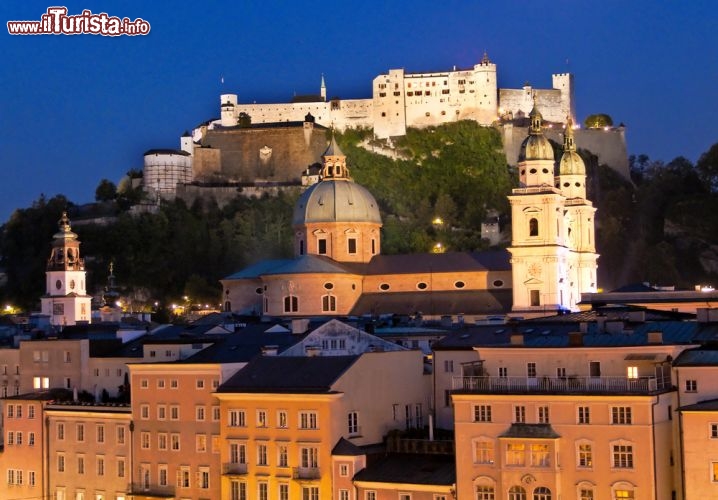 Immagine Il Castello Hohensalzburg visto di sera: la fortezza è raggiungibile a piedi dal centro di Salisburgo e da questa altura si gode uno splendido panorama del Salisburghese - © salajean / Shutterstock.com