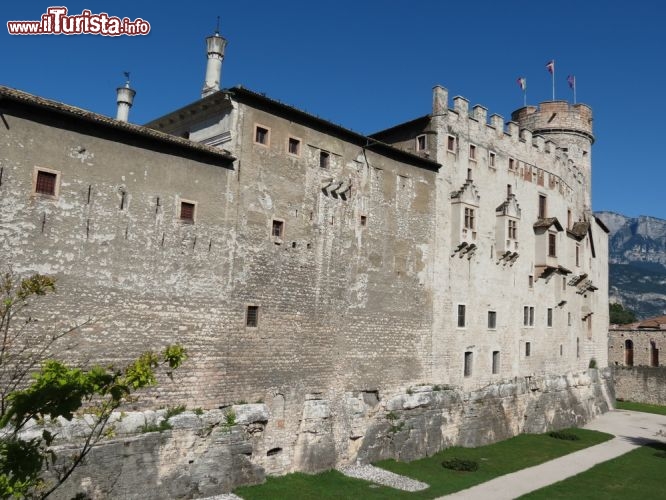 Immagine Castello Buonconsiglio, Trento - Considerato il più grande e importante complesso monumentale del Trentino Alto Adige, il castello Buonconsiglio fu luogo di residenza dei vescovi di Trento dal XIII° al XVIII° secolo. Composto da edifici costruiti in epoche differenti, tutti racchiusi all'interno di una spessa cinta muraria, il castello è conosciuto per Castelvecchio, il nucleo più antico, Magno Palazzo, Giunta Albertiana e Torre Aquila. Agli inizi del 1800 venne utilizzato come caserma sino al 1924, quando dopo essere stato restaurato, ospitò la sede del Museo Nazionale diventando proprietà della provincia autonoma di Trento. Si trova in via Bernardo Clesio 5 ed è aperto al pubblico per visite guidate oltre che per mostre di collezioni private © Route66 / Shutterstock.com