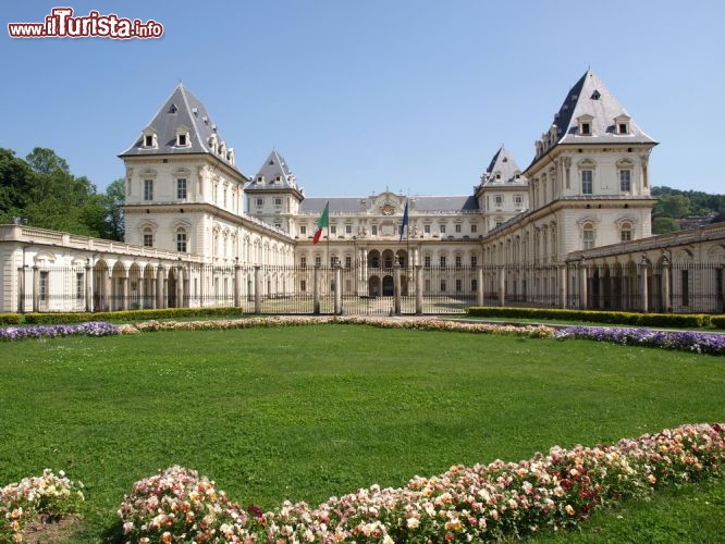 Immagine Il Castello del Valentino si trova nell'omonimo parco di Torino, capoluogo del Piemonte. Fu costruito a partire dal Cinquecento e modificato nel secolo successivo per volere di Cristina di Francia, moglie di Vittorio Amedeo I di Savoia. Accanto al castello c'è un Orto Botanico di 27 mila mq fondato nel 1729 da Vittorio Amedeo II - © Claudio Divizia / Shutterstock.com