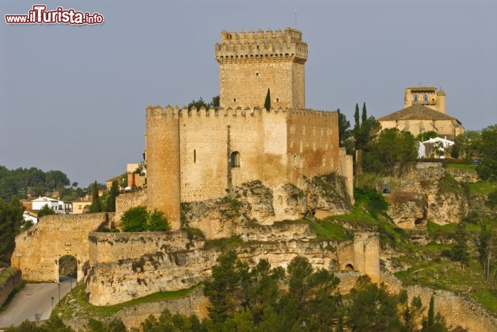 Immagine Alarcón sorge nei pressi di Cuenca, nella regione spagnola di Castiglia-La Mancia. Il Complesso Storico Artistico ha un castello con un maschio imponente, che ai tempi della Reconquista fu sede di importanti eventi bellici e oggi ospita il Parador de Turismo - © Pedro Oliva / Shutterstock.com