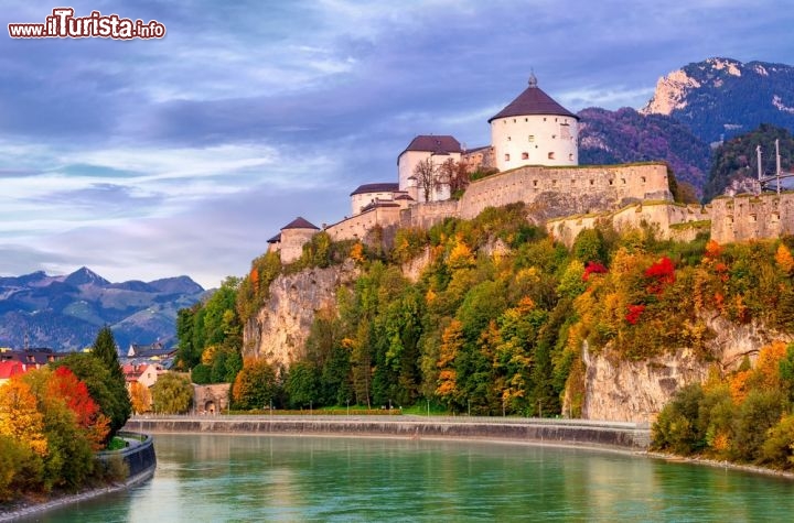 Immagine Il Castello di Kufstein in Austria domina la valle del fiume Inn - © Boris Stroujko / Shutterstock.com