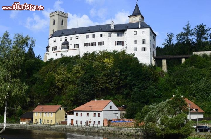 Immagine Il maestoso castello di Rozmberk nad Vltavou sul fiume Vltava, Repubblica Ceca. Le facciate bianche con i tetti grigio antracite creano un bell'effetto cromatico per questo maniero di cui turisti e visitatori possono ammirare i sontuosi interni - © fritz16 / shutterstock.com