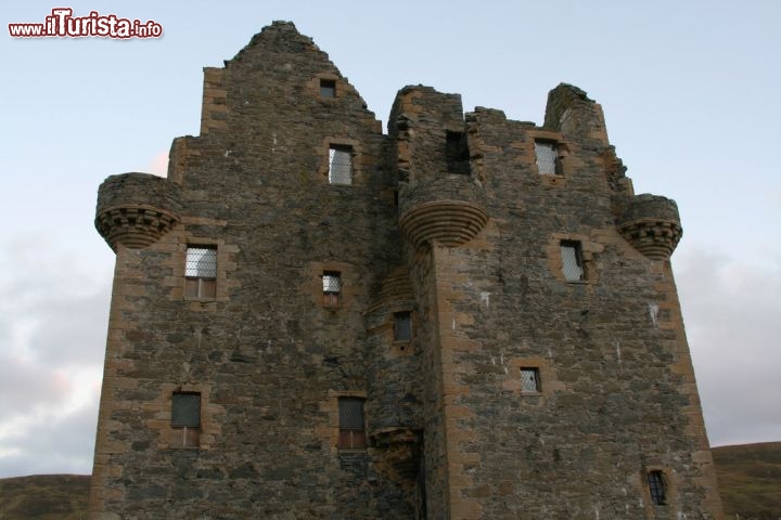 Immagine Castello di Scalloway: la località si trova appena ad ovest di Lerwick sulla Mainland delle Shetland, in Scozia - © Paula Fisher / Shutterstock.com
