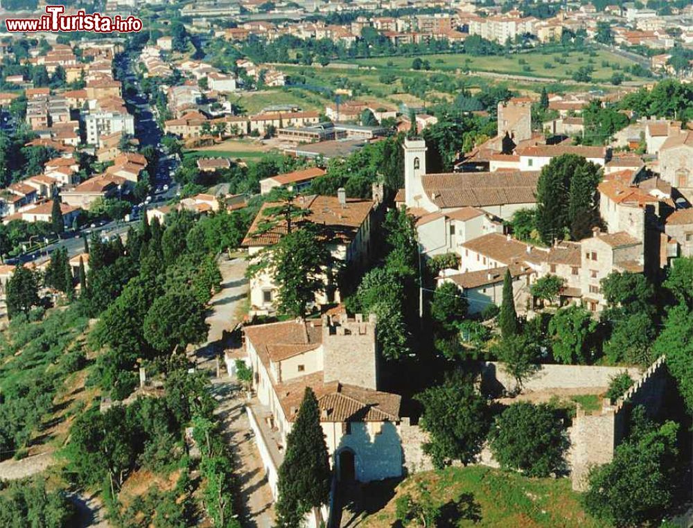 Immagine Castello e borgo Alto: panorama aereo di Calenzano - © Lmagnolfi - CC BY-SA 4.0 - Wikipedia
