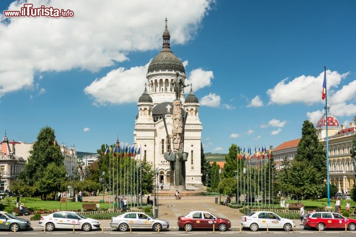 Immagine Cattedrale Adormirea Maicii Domnului, Cluj Napoca - Fra gli edifici religiosi ospitati nella città di Cluj c'è anche la caratteristica cattedrale ortodossa metropolitana con le sue cupole grigie che contrastano il bianco del marmo con cui è costruito il complesso. Proprio di fronte a questo luogo di culto sorge la statua di Stephen Bocskay, principe della Transilvania © Radu Bercan / Shutterstock.com