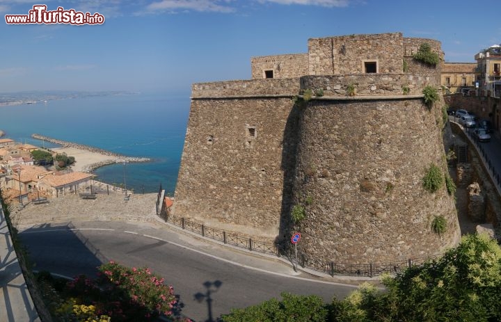 Immagine Catello di Pizzo Calabro in Calabria: all'interno delle torri angioine venne fucilato Gioacchino Murat