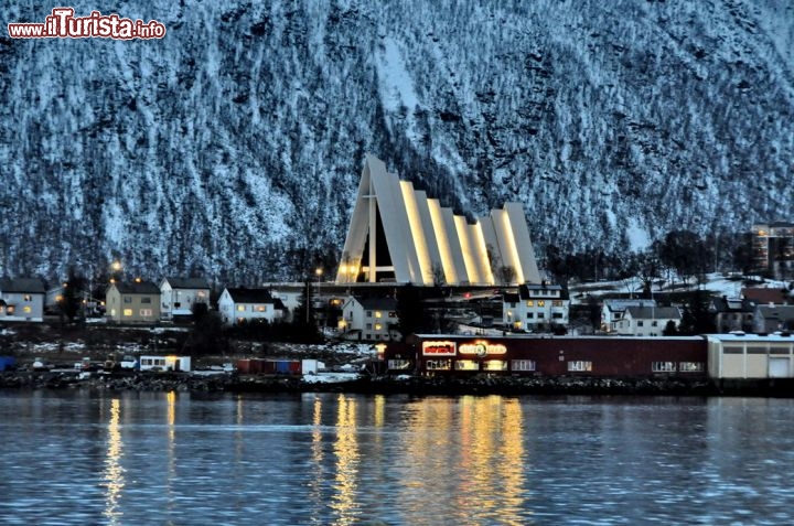 Immagine La Cattedrale Ishavskatedralen a Tromsdalen, la periferia sud di Tromso  in Norvegia