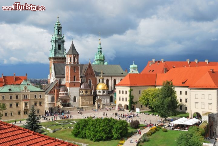 Immagine Cattedrale San Venceslao sulla collina del Wawel a Cracovia, la quarta città della Polonia, per numero di abitanti - © Estea / Shutterstock.com