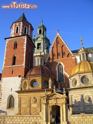 Immagine la Cattedrale del Wawel, dove operò il cardinale Karol Woytyla prima di diventare Papa Giovanni Paolo II, si trova sull'omonima  collina, vicino al centro di Cracovia in Polonia - © karnizz / Shutterstock.com