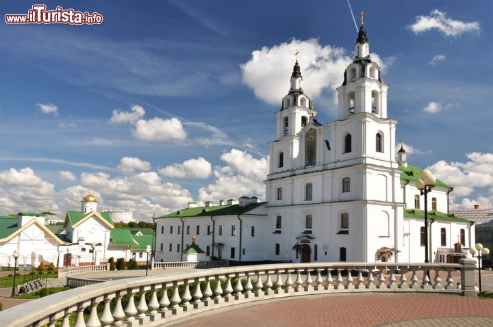 Immagine La Cattedrale dello Spirito Santo di Minsk è l'edificio di culto più importante della Chiesa ortodossa bielorussa. Fondata nella prima metà del Seicento e modificata più volte, chiusa al culto all'inizio del Novecento ma riutilizzata a partire dal 1945, custodisce la preziosa icona della Theotókos di Minsk e alcune reliquie della Santa Sofia di Sluck - © Alexander Chaikin / Shutterstock.com