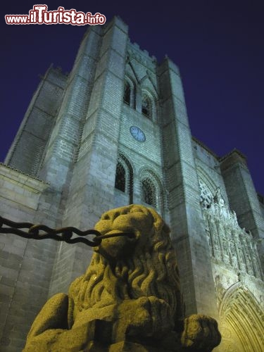 Immagine Cattedrale di Avila, Spagna vista di notte - Copyright foto www.spain.info