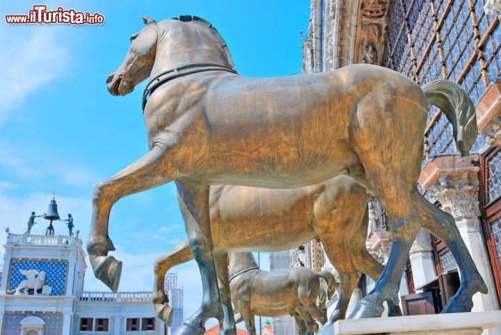 Immagine I cavalli bronzei di San Marco a Venezia. Sullo sfondo la Torre dell'orologio con i due Mori - © totophotos / Shutterstock.com