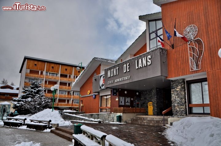 Immagine Centro amministrativo Mont de Lans Les alle Duex Alpes in Francia. Il villaggio è gestito da due diversi comuni, il secondo si chiama Venosc