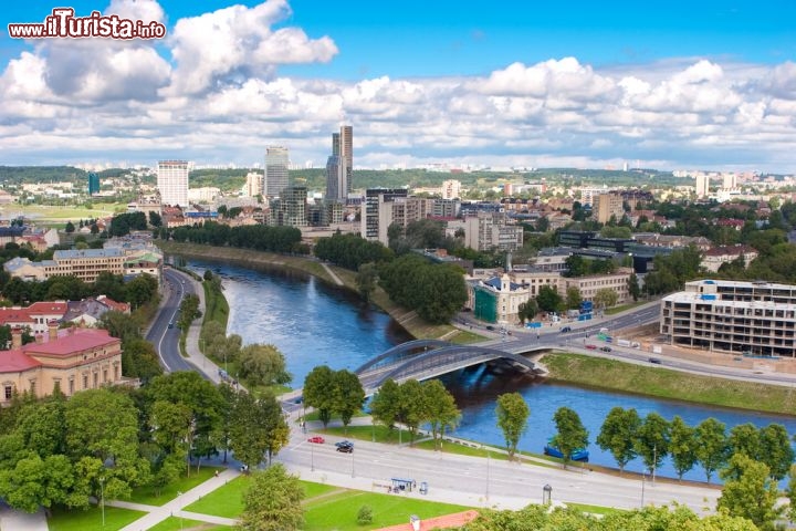 Immagine Il Centro di Vilnius, Patrimonio storico della Lituania e dell'UNESCO, visto dal Castello di Gediminas  - © Birute Vijeikiene / Shutterstock.com