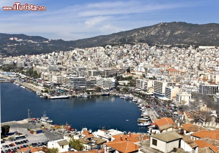 Immagine Foto panoramica del centro e del porto di Kavala, Grecia - Cuore dell'industria e dell'esportazione del tabacco macedone, la vivace e pittoresca città di Kavala è una delle destinazioni turistiche più importanti di questo angolo di territorio greco. Con il monte Sfivolo e le suggestive spiagge a farle da cornice, Kavala è considerata a buona ragione la Signora della Macedonia. Ad impreziosirla ci sono le strette stradine della Città Vecchia, il castello, le taverne, i depositi del tabacco e le attrattive notturne che ne fanno una delle scelte migliori per trascorrere una vacanza © Panos Karas / Shutterstock.com