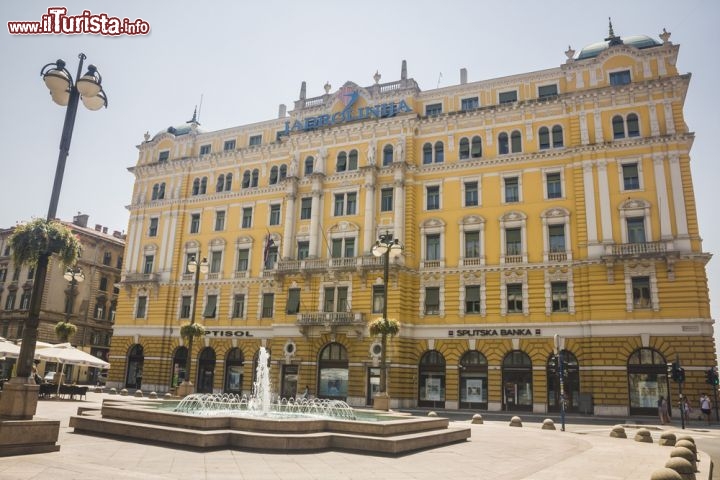 Immagine Uno scorcio del centro pedonale di Rijeka, Croazia - L'impronta che caratterizza Fiume è decisamente di stile mitteleuropeo nonostante la città sia diventata un'affollata località croata, la terza per estensione e popolazione di tutta la Craozia. Passeggiando accanto ad alti grattacieli e al frequentatissimo porto commerciale, non si può rinunciare ad una visita al quartiere di Korzo, fra i preferiti da turisti e residenti. Il grande viale, ricostruito interamente nel 1750 dopo un terremoto, rappresenta la strada pedonale e dello shopping più importante di Rijeka © Anilah / Shutterstock.com