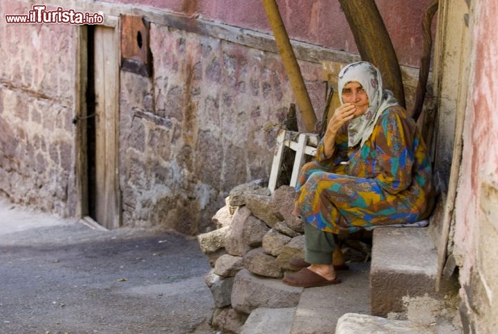 Immagine Centro storico Ankara una donna turca osserva il passeggio di turisti - © Kobby Dagan / Shutterstock.com