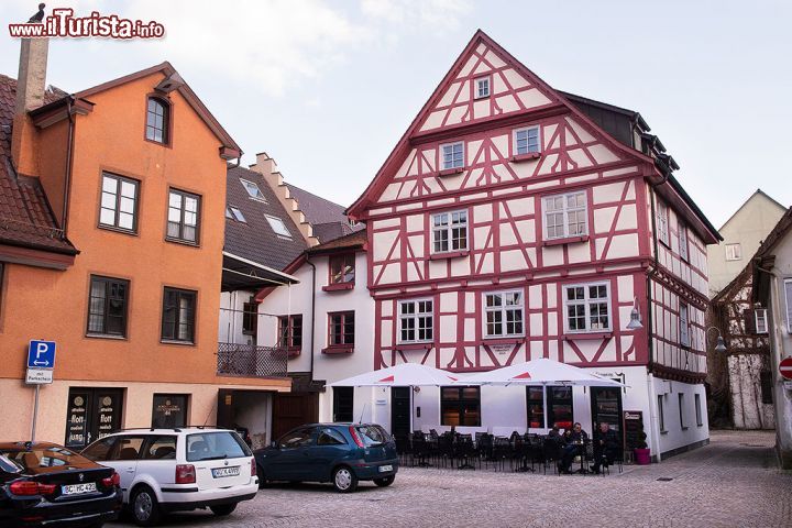 Immagine Casa a graticcio nel centro storico di Biberach an der Riss, Germania - La tradizionale architettura a graticcio, con la facciata spezzata da travi in legno disposte in senso verticale e obliquo, di un edifcio del centro storico cittadino