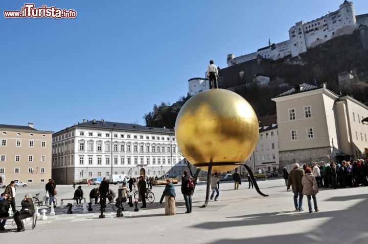 Immagine Centro storico di Salisburgo, patrimonio Unesco - Posta fra il fiume Salzach e due colli cittadini, la città vecchia di Salisburgo affascina da secoli per i suoi scorci incantevoli. Le stradine strette invogliano a passeggiarvi senza una meta ben precisa e a fare shopping. Non mancano neppure musei e mostre interessanti da visitare così come bar e vecchi caffè per gustare dolci e strudel. Nel 1997 il centro storico è stato dichiarato dall'Unesco patrimonio universale della cultura © Josef78 / Shutterstock.com